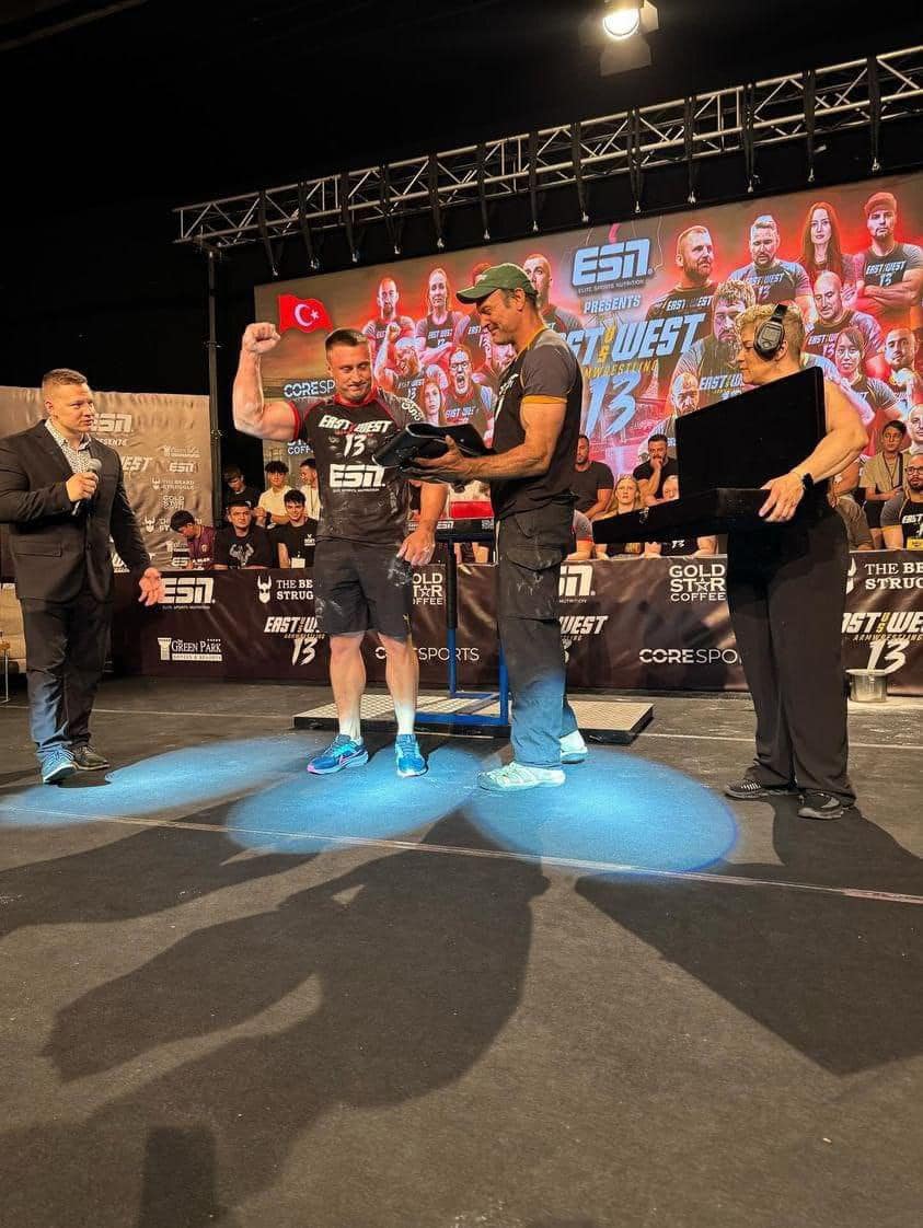 Новини Тернополя - фото з Тернополянин Олег Петренко став чемпіоном світу з армрестлінгу На зображенні може бути: 5 людей та текст