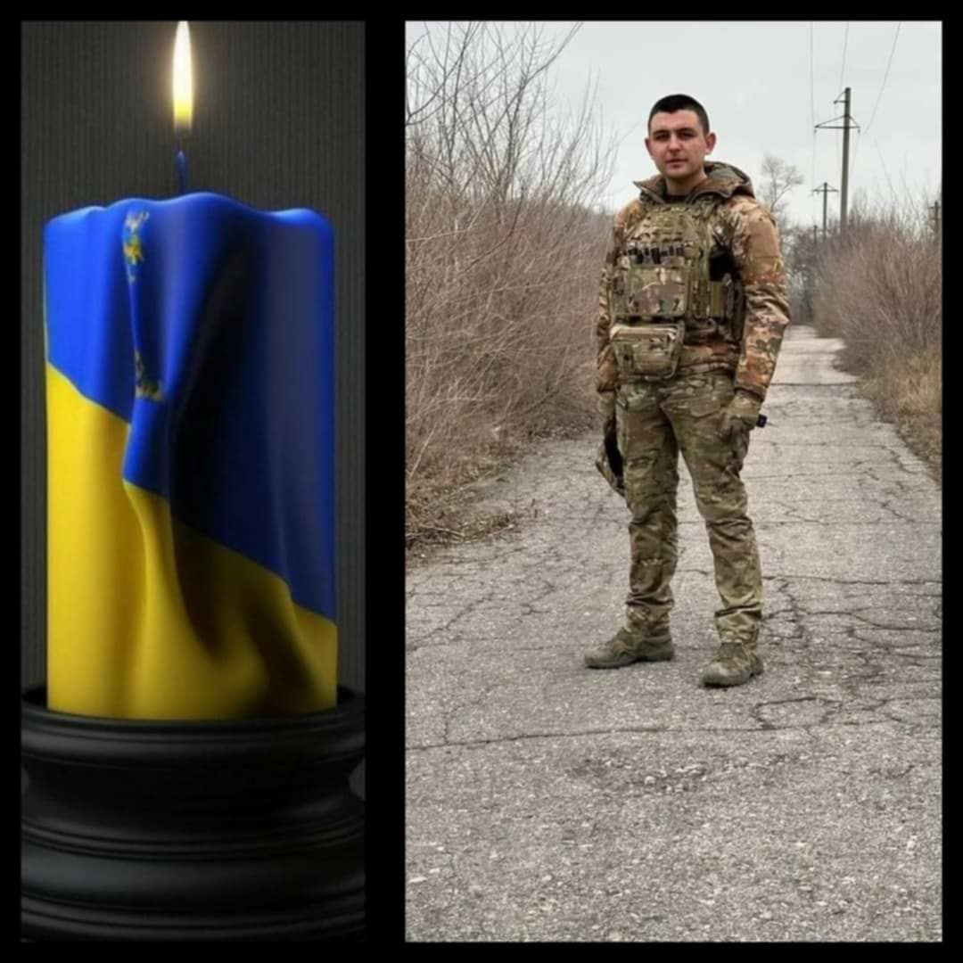 Новини Тернополя - фото з «На щиті» повертаються герої з Чортківщини Роман Слота та Володимир Кляштофорський На зображенні може бути: 1 особа, свічка, прапор та текст