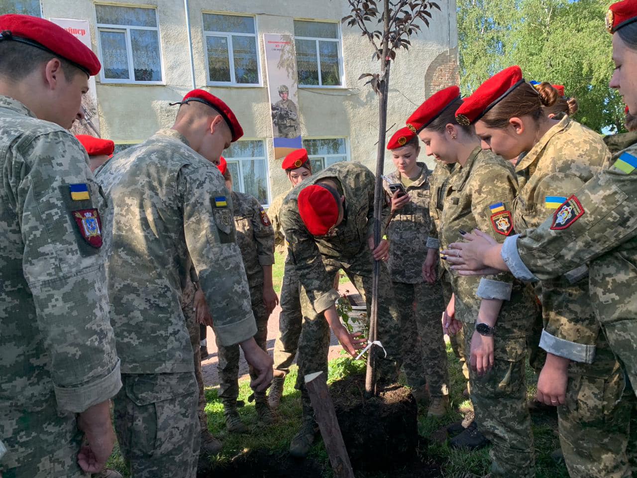 Новини Тернополя - фото з Випускники Тернопільського військового коледжу посадили нові дерева на Алеї сакур На зображенні може бути: 7 людей та текст