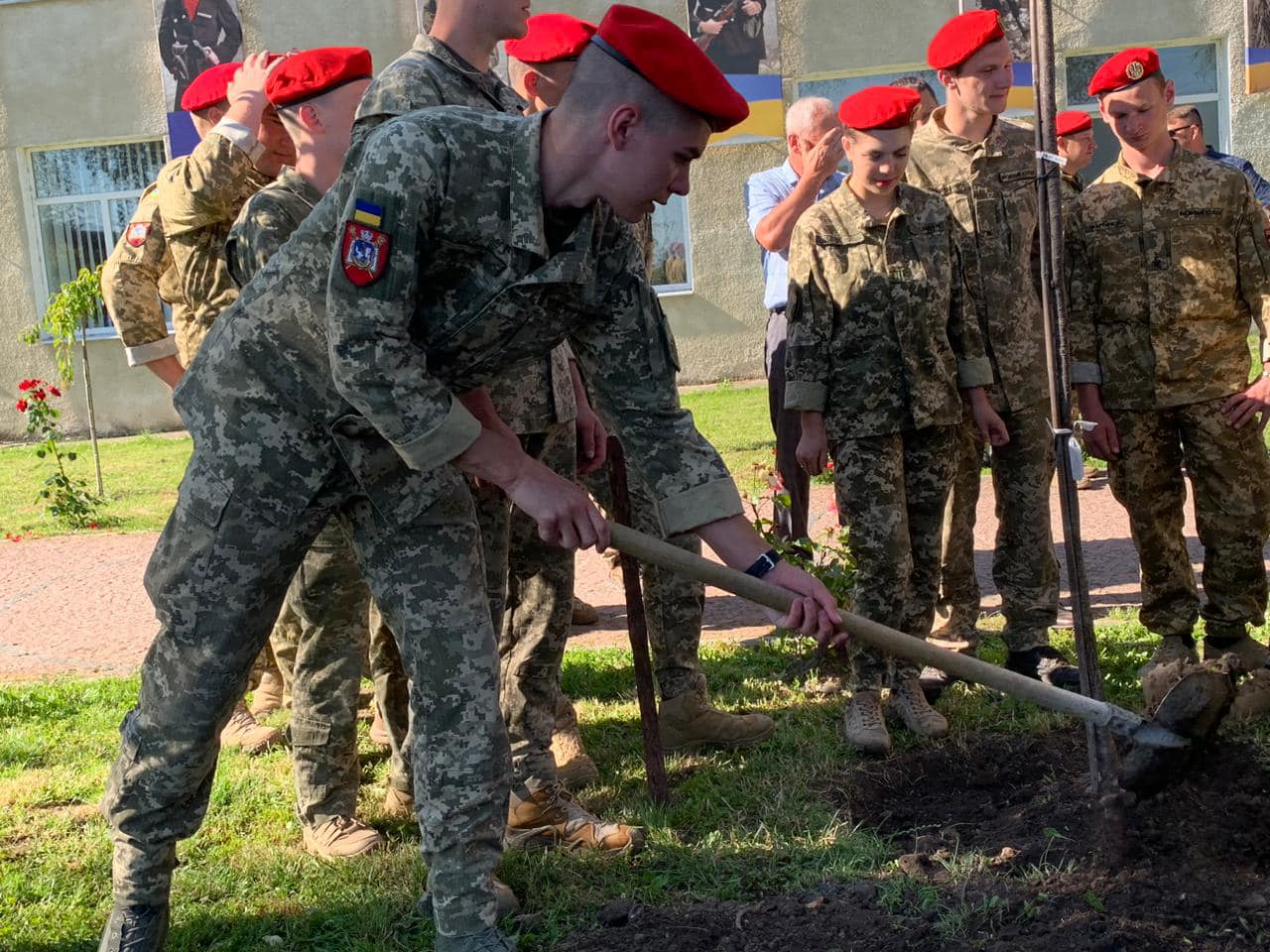 Новини Тернополя - фото з Випускники Тернопільського військового коледжу посадили нові дерева на Алеї сакур На зображенні може бути: 4 людини та текст