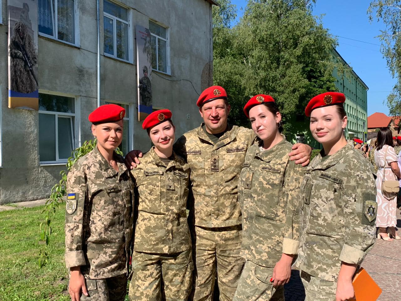 Новини Тернополя - фото з Випускники Тернопільського військового коледжу посадили нові дерева на Алеї сакур На зображенні може бути: 5 людей