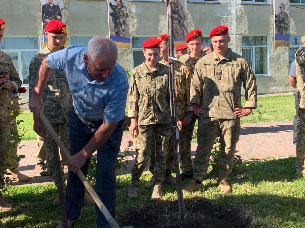 Новини Тернополя - фото з Випускники Тернопільського військового коледжу посадили нові дерева на Алеї сакур На зображенні може бути: 7 людей та текст
