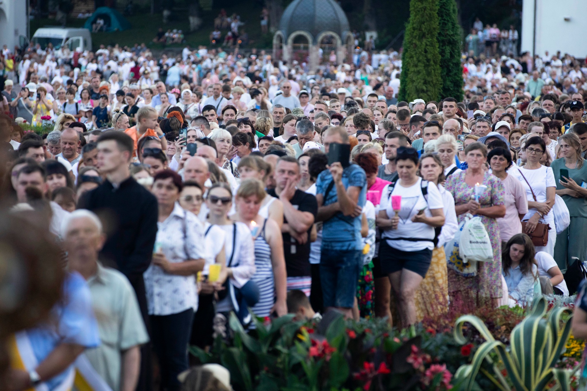 На зображенні може бути: одна або кілька осіб, натовп та текст