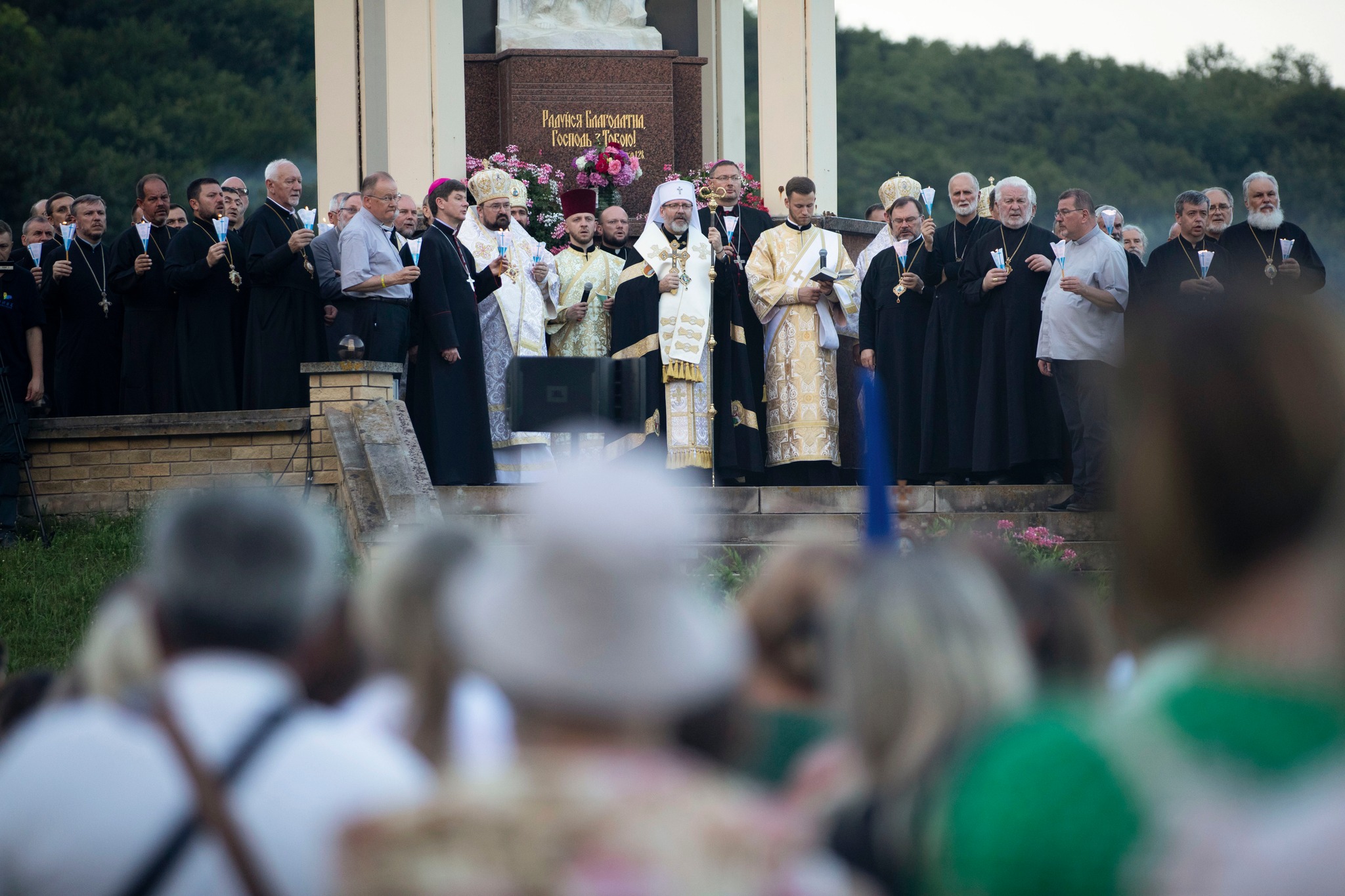 На зображенні може бути: 13 людей, базиліка Національного храму Непорочного Зачаття та текст