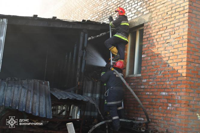 Новини Вінниці - фото з На Гонти три десятки рятувальників гасили склад з дровами