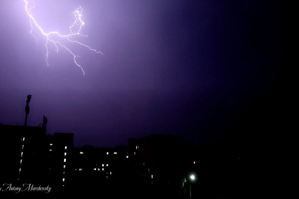 Новини Тернополя - фото з На Тернопільщині оголосили штормове попередження: грози, місцями град та шквали Тернополяни у соцмережах поширюють вражаючі фото блискавок