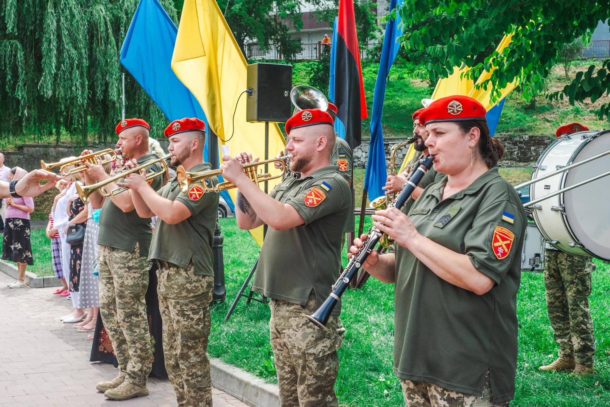На зображенні може бути: 6 людей, флейта, кларнет, гобой, саксофон та текст