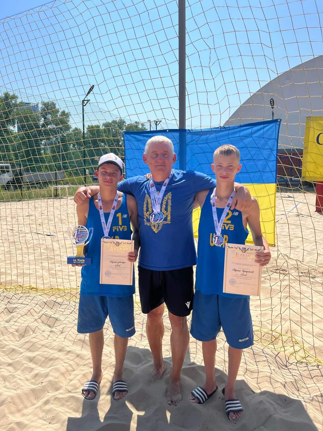 Новини Тернополя - фото з Тернополяни здобули перемоги на Чемпіонаті з пляжного волейболу серед спортсменів з порушеннями слуху На зображенні може бути: 1 особа, грає у волейбол та текст