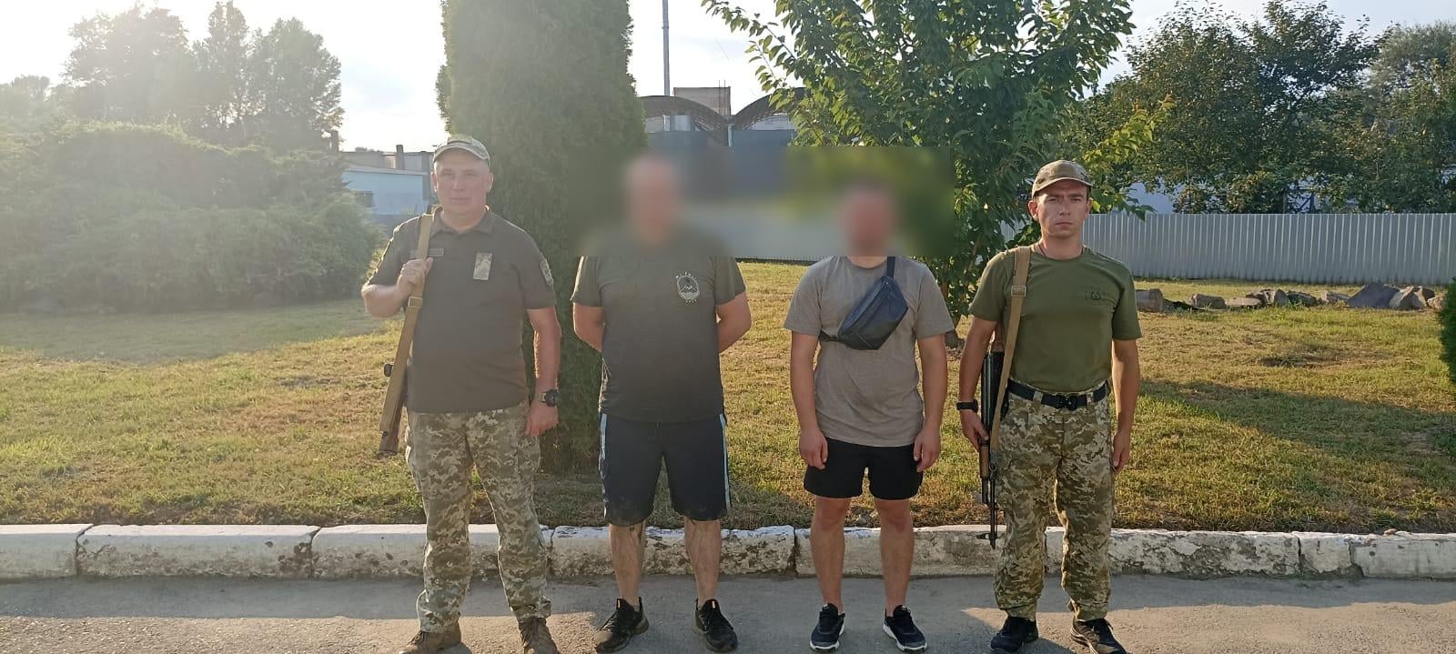 На зображенні може бути: 4 людини та текст