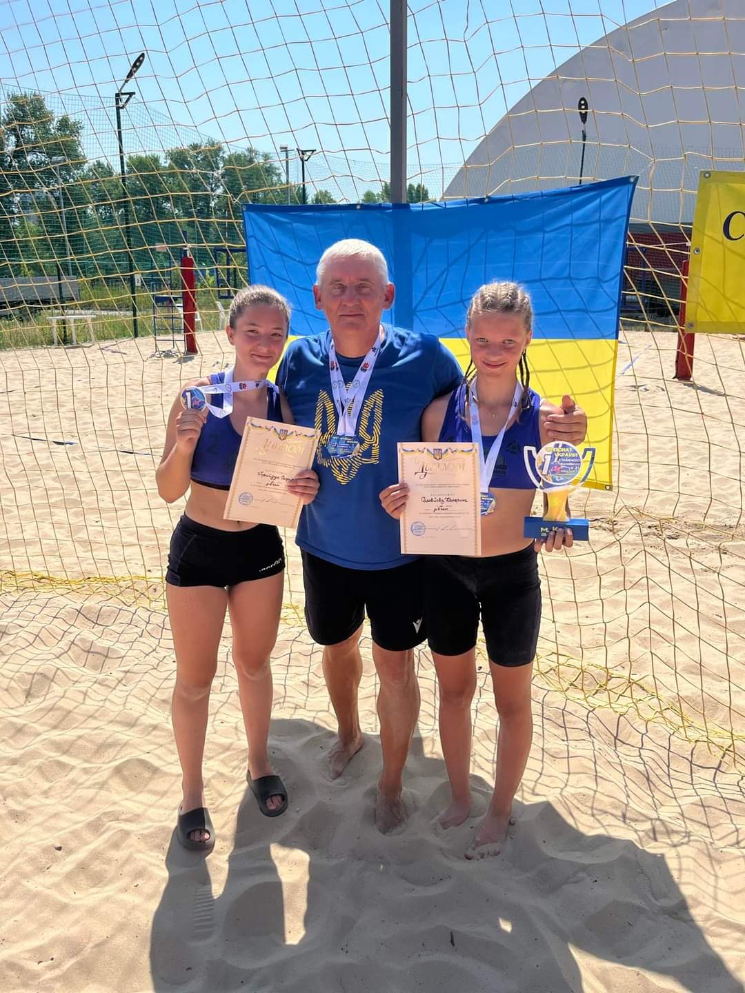 Новини Тернополя - фото з Тернополяни здобули перемоги на Чемпіонаті з пляжного волейболу серед спортсменів з порушеннями слуху На зображенні може бути: 2 людини та люди грають у волейбол