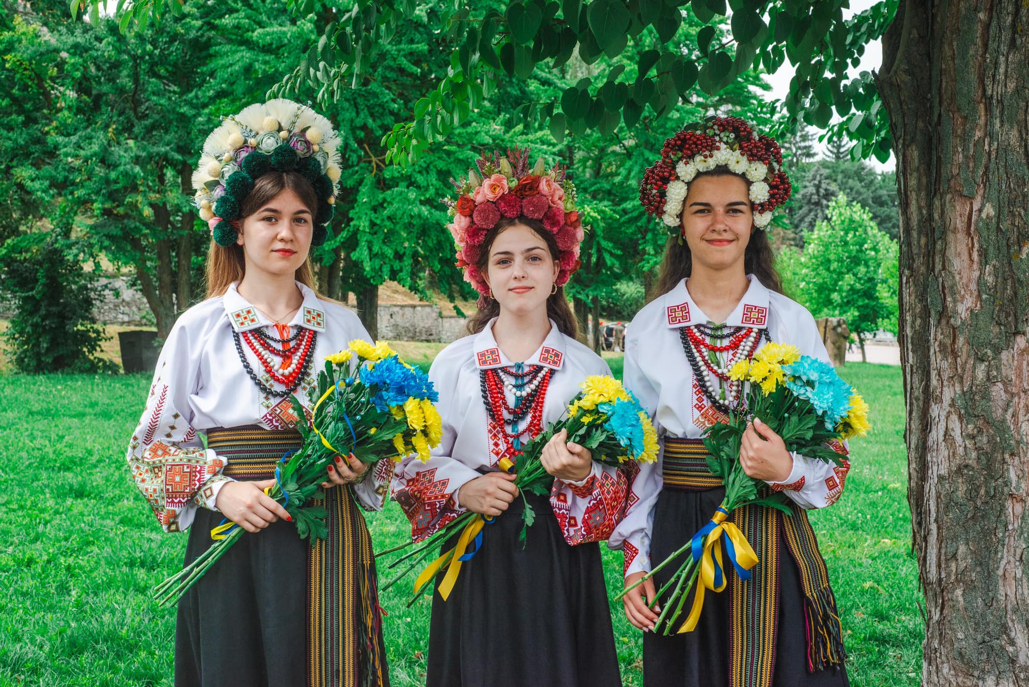 На зображенні може бути: 3 людини, дірндль та текст