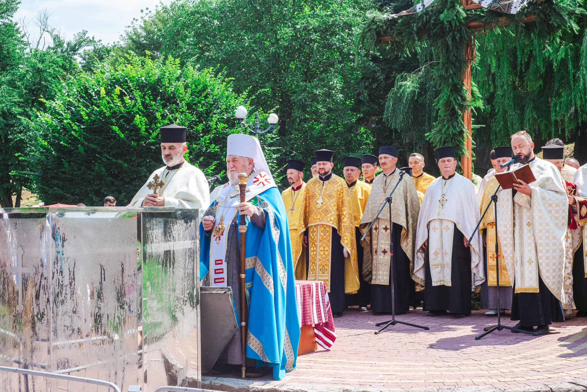 На зображенні може бути: 8 людей, базиліка Національного храму Непорочного Зачаття та текст