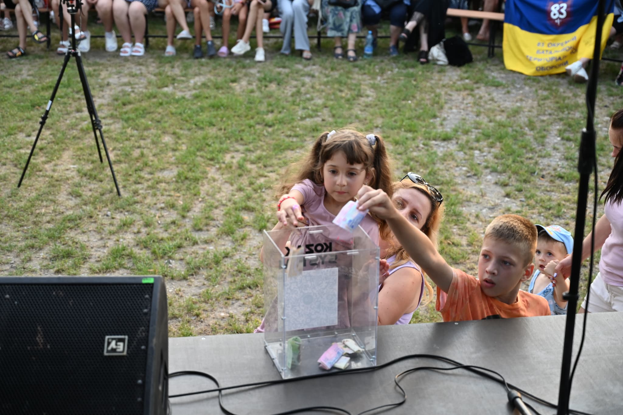 Новини Тернополя - фото з У Ланівцях відзначають День міста за новою датою На зображенні може бути: 14 людей, дитина, акордеон та текст