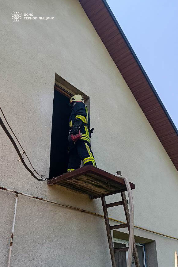 Новини Тернополя - фото з В Чернихівцях на Збаражчині горів будинок На зображенні може бути: 1 особа та текст