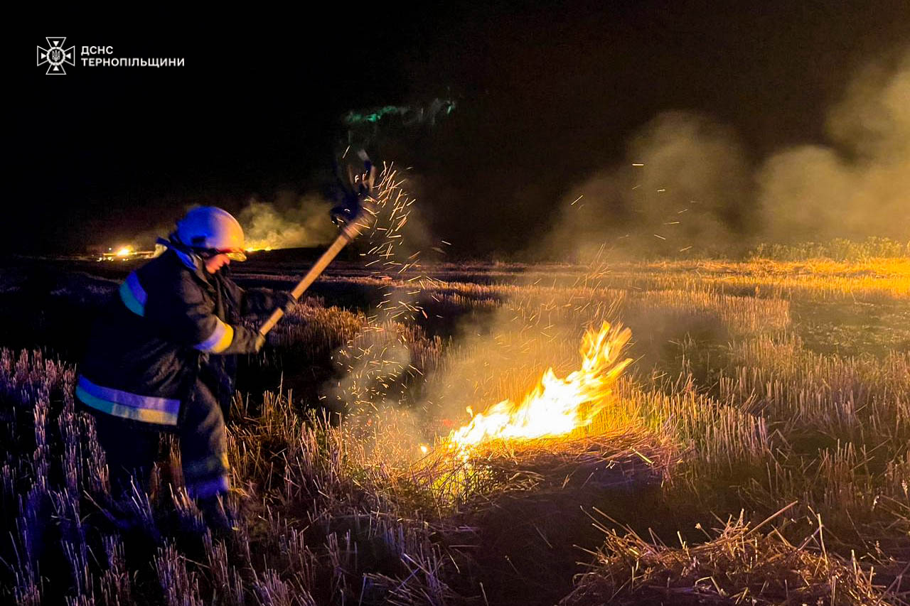 Новини Тернополя - фото з В Чернихівцях на Збаражчині горів будинок На зображенні може бути: 1 особа та вогонь