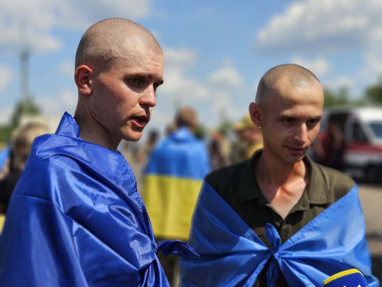 Новини Тернополя - фото з Наші вдома: Україна повернула з російського полону 95 захисників На зображенні може бути: 2 людини