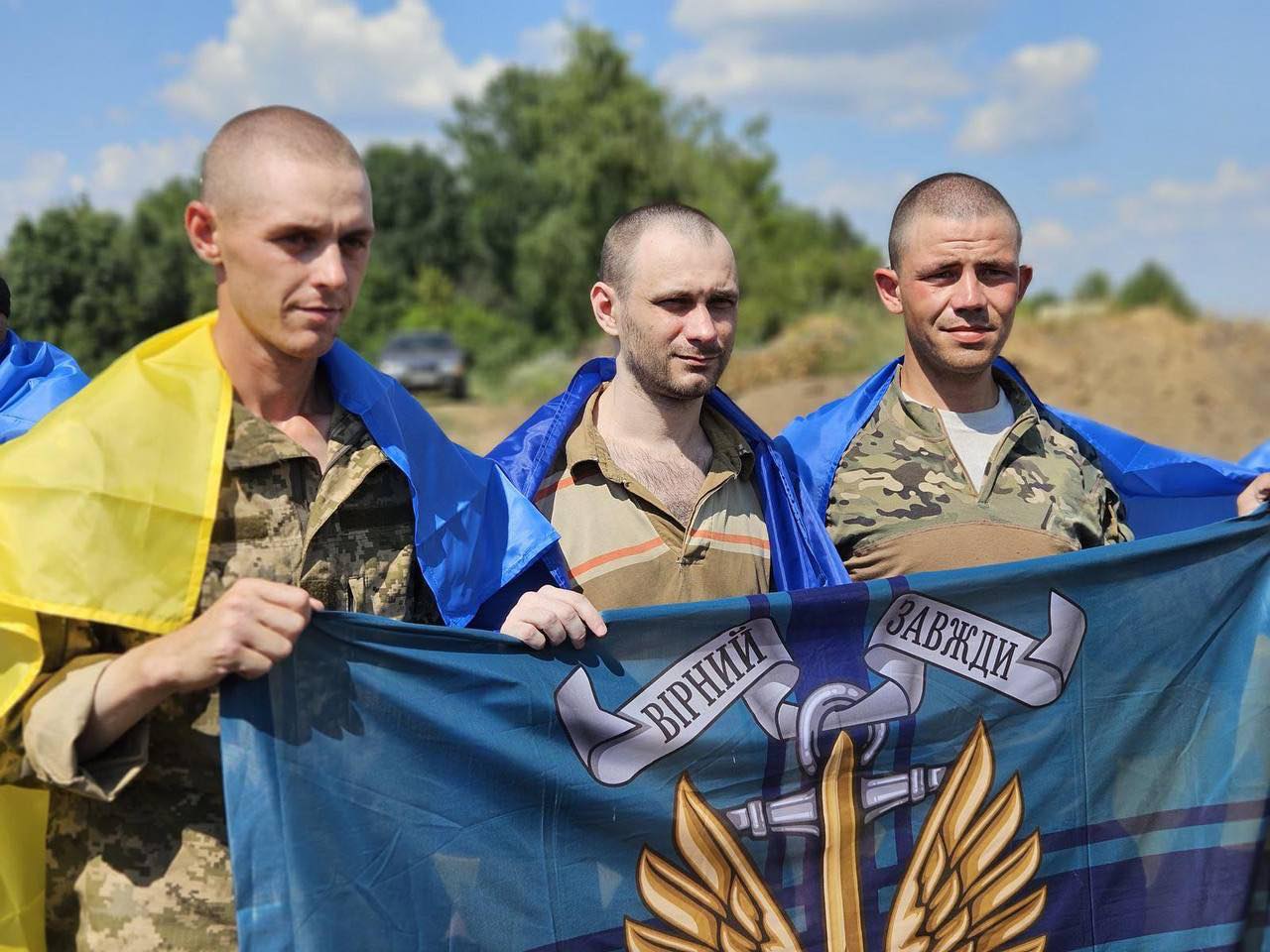 Новини Тернополя - фото з Наші вдома: Україна повернула з російського полону 95 захисників На зображенні може бути: 3 людини та текст