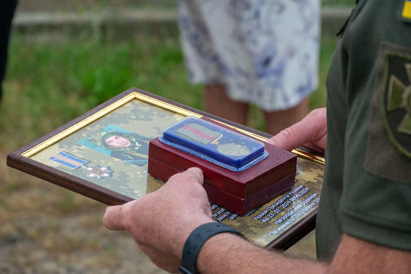 Новини Хмельницького - фото з Рідним загиблого прикордонника з Хмельницького вручили державну нагороду