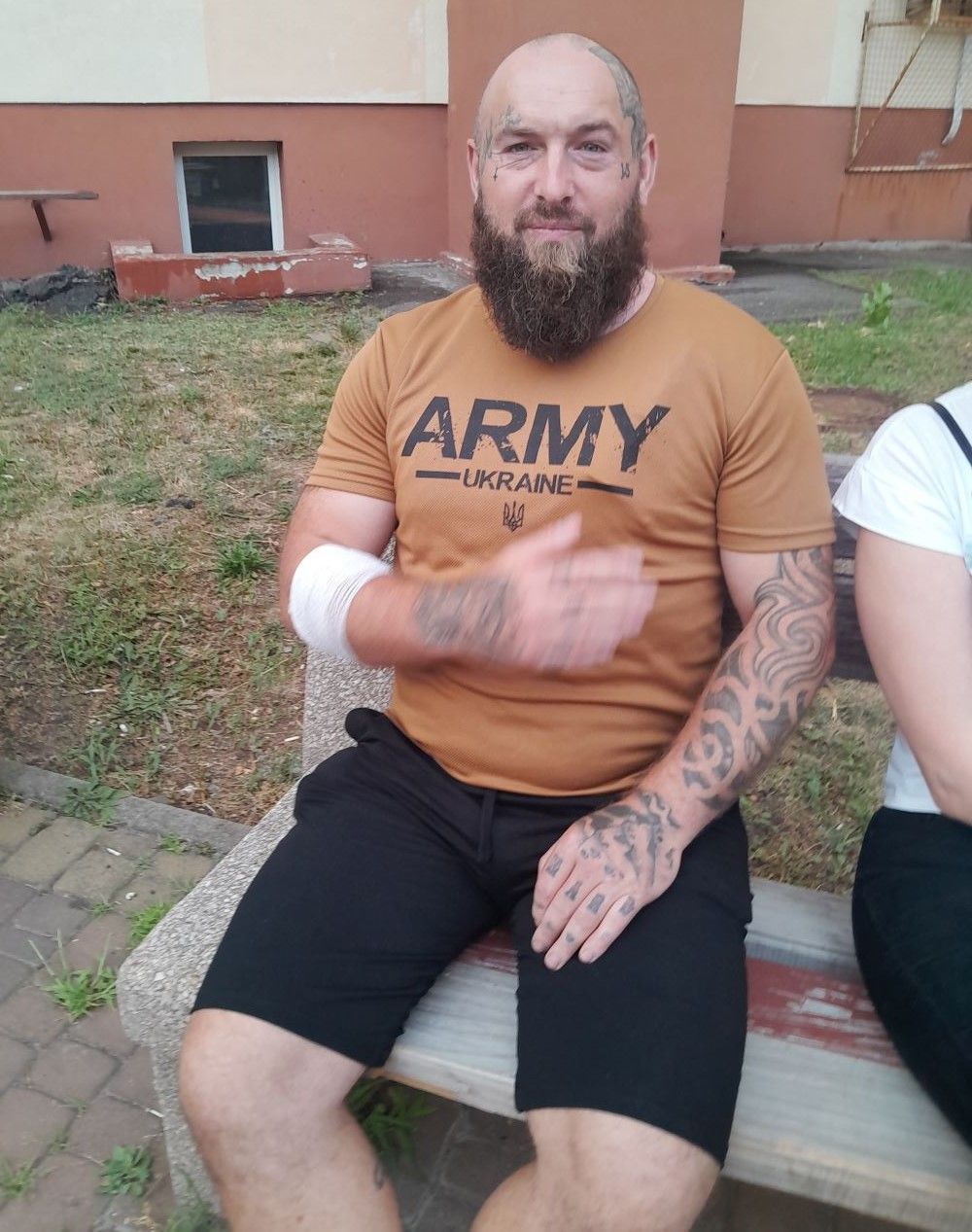 Новини Вінниці - фото з «Чому вони не на війні?».  Британець не розуміє, як чоловіки сидять в ресторанах, коли вбивають жінок і дітей