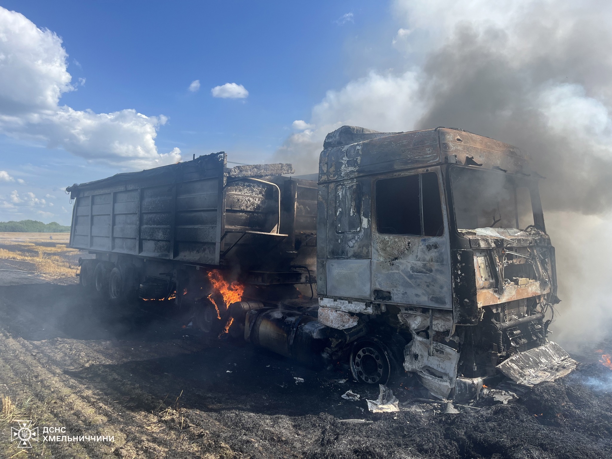 Новини Хмельницького - фото з У Хмельницькому районі серед поля палала вантажівка «DAF» (ВІДЕО)