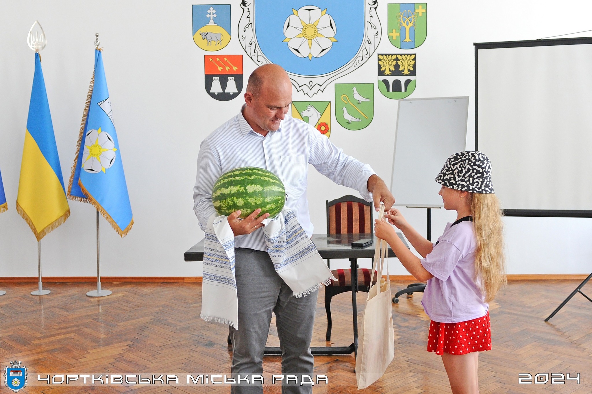 Возможно, это изображение 2 человека, ребенок и текст