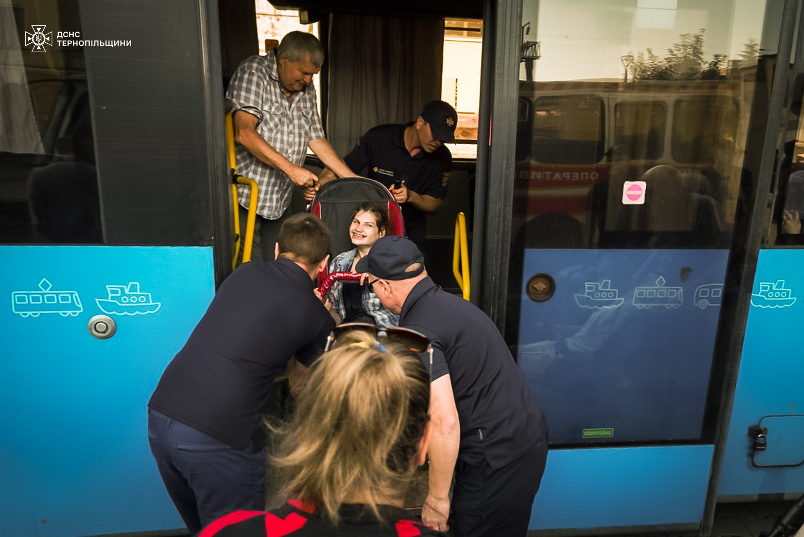 Новини Тернополя - фото з У Тернополі зустріли дітей з Херсона, які проходитимуть тут реабілітацію На зображенні може бути: 4 людини, турнікет, потяг та текст