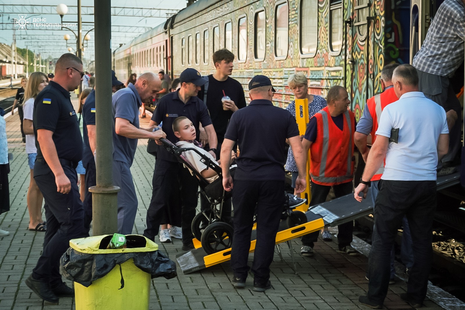 Новини Тернополя - фото з У Тернополі зустріли дітей з Херсона, які проходитимуть тут реабілітацію На зображенні може бути: 10 людей, потяг, швидка допомога та текст