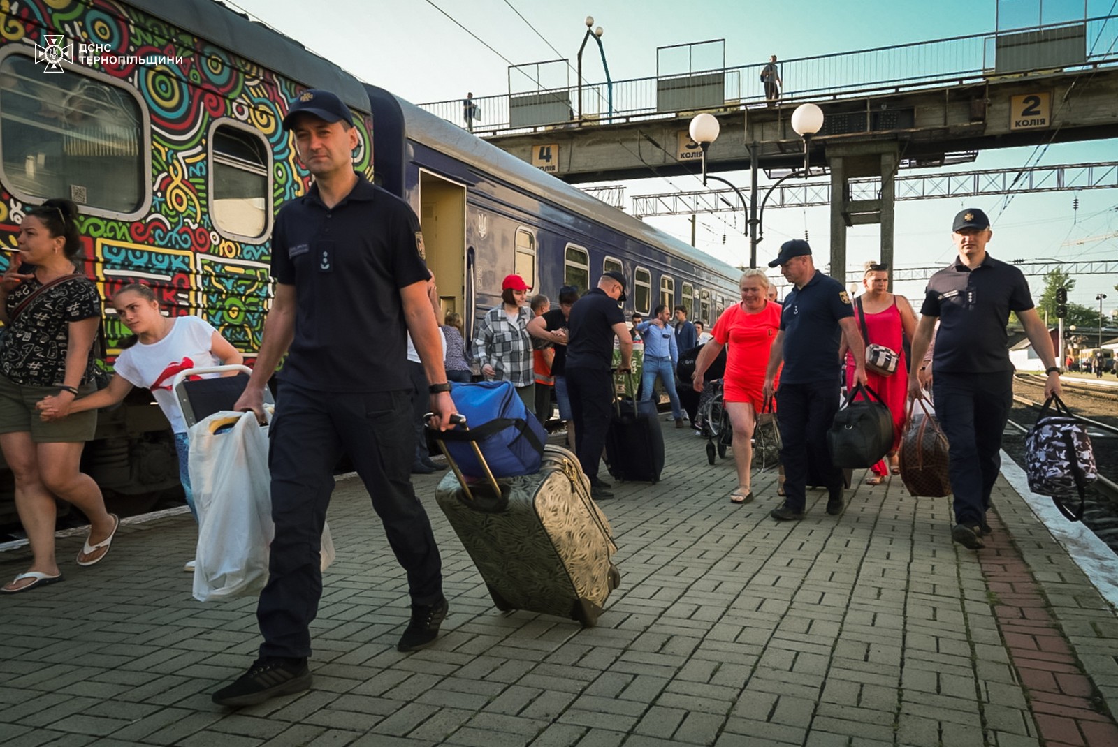 Новини Тернополя - фото з У Тернополі зустріли дітей з Херсона, які проходитимуть тут реабілітацію На зображенні може бути: 12 людей, потяг та текст