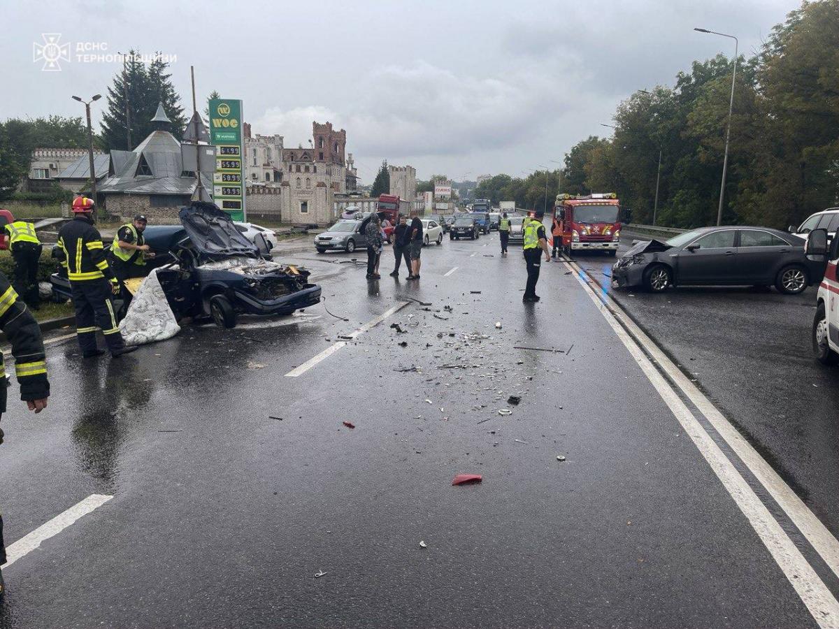 Новини Тернополя - фото з ДТП на Будного: у ВАЗ були дві закохані пари. Хлопець і дівчина загинули