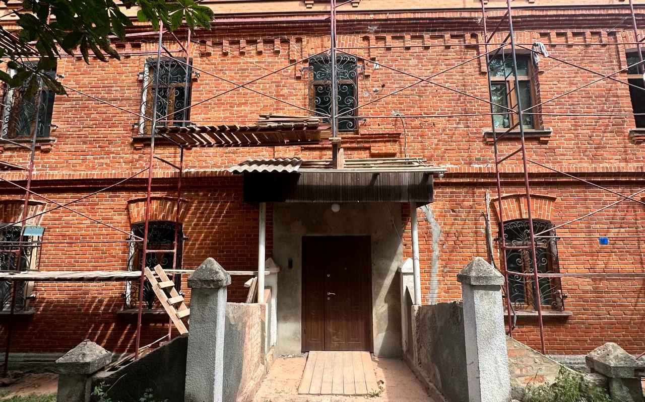 Новини Житомира - фото з В старому будинку на вулиці Покровській відновлюють первісний стан фасаду