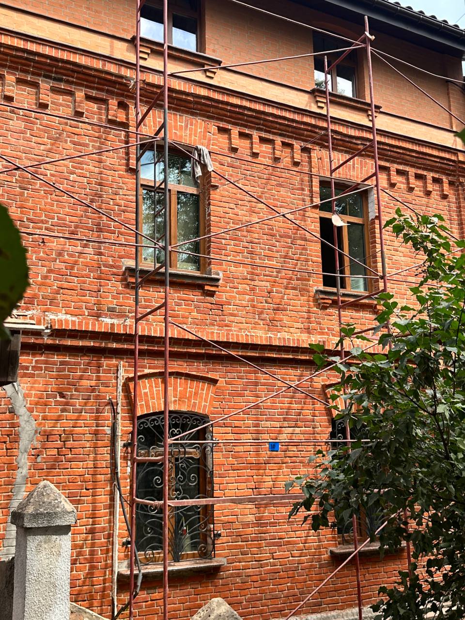 Новини Житомира - фото з В старому будинку на вулиці Покровській відновлюють первісний стан фасаду