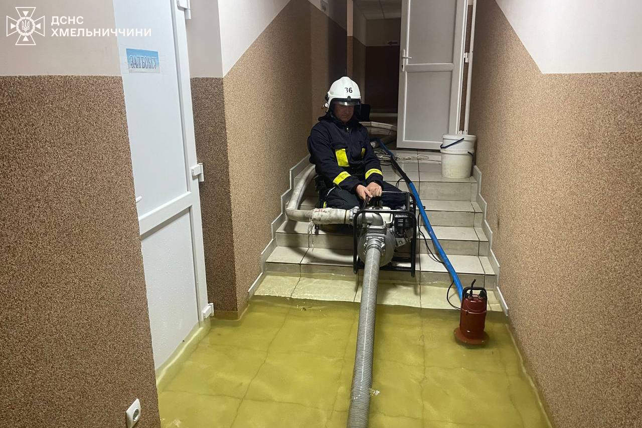 Новини Хмельницького - фото з Зливи на Хмельниччині підтопили будинки. Рятувальники відкачували воду (ФОТО)