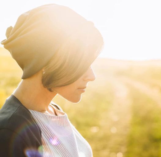 Новини Тернополя - фото з Померла відома тернопільська співачка Ірина Музика На зображенні може бути: 1 особа та капелюх