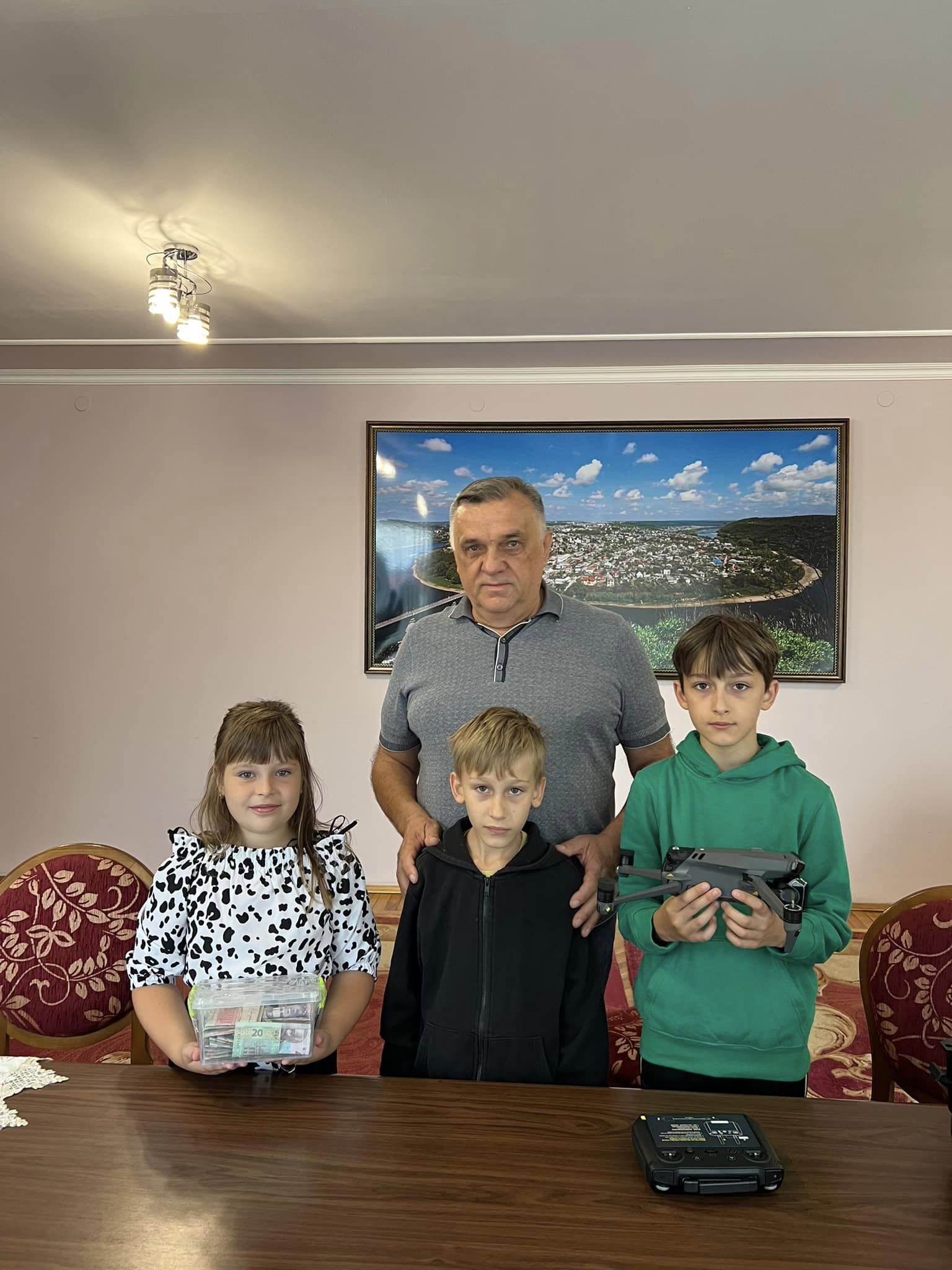 Новини Тернополя - фото з Діти з Заліщиків на імпровізованому блокпосту назбирали 3500 гривень для ЗСУ