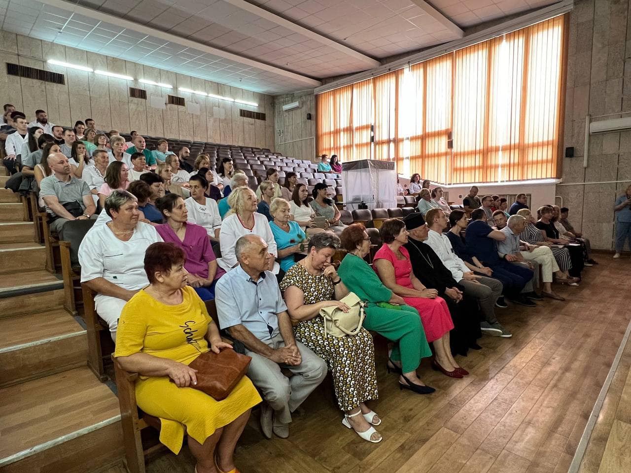 Новини Хмельницького - фото з Хмельницьким медикам вручили грамоти та подяки з нагоди свята (ФОТО)