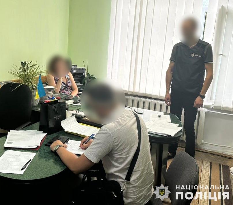 Вимагали у підприємців хабарі  за перемогу у тендері: на Тернопільщині поліцейські повідомили про підозру групі посадовців