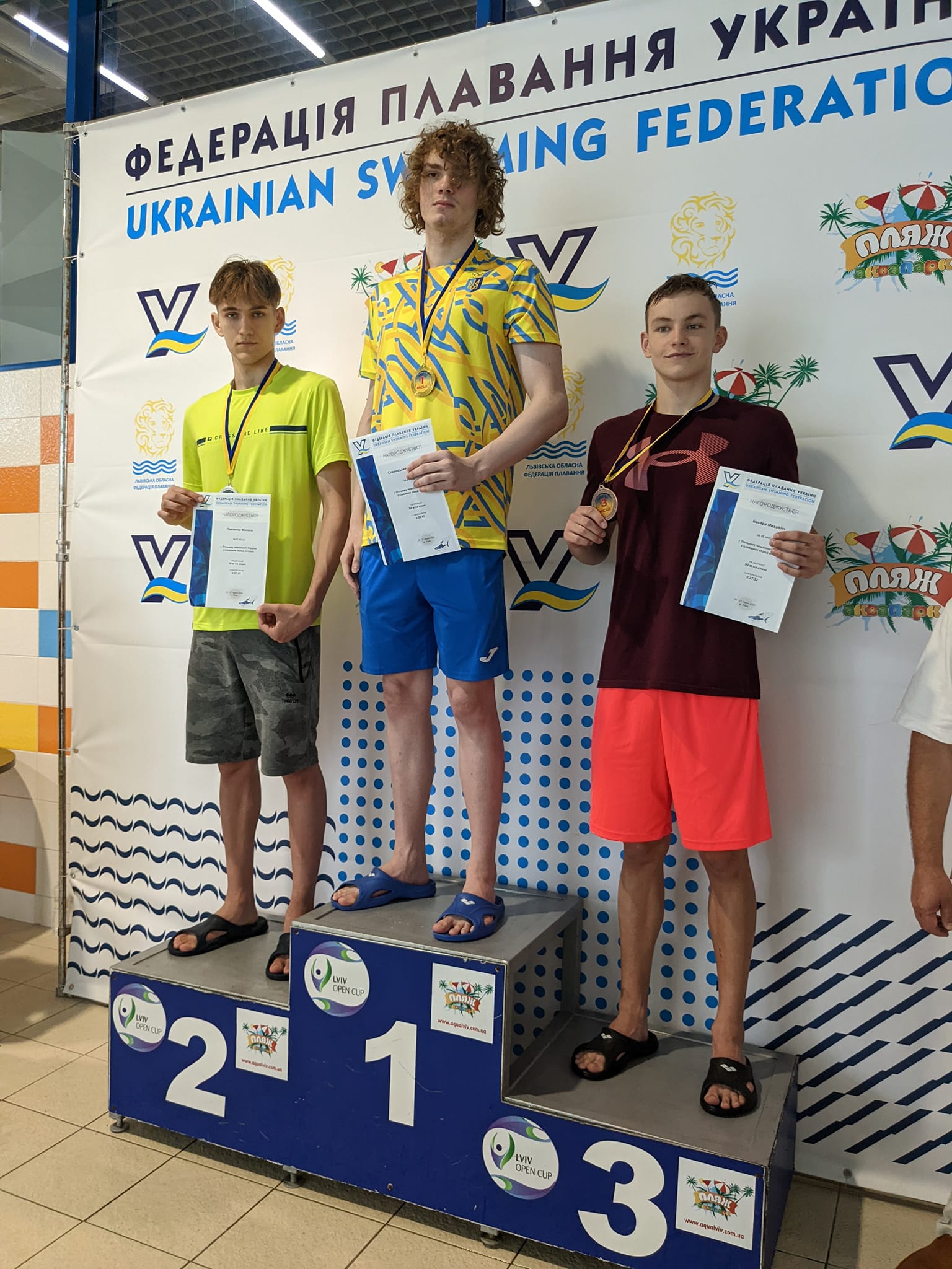 Новини Тернополя - фото з Тернополянин Михайло Басара виборов бронзу на Чемпіонаті України з плавання На зображенні може бути: 3 людини та текст