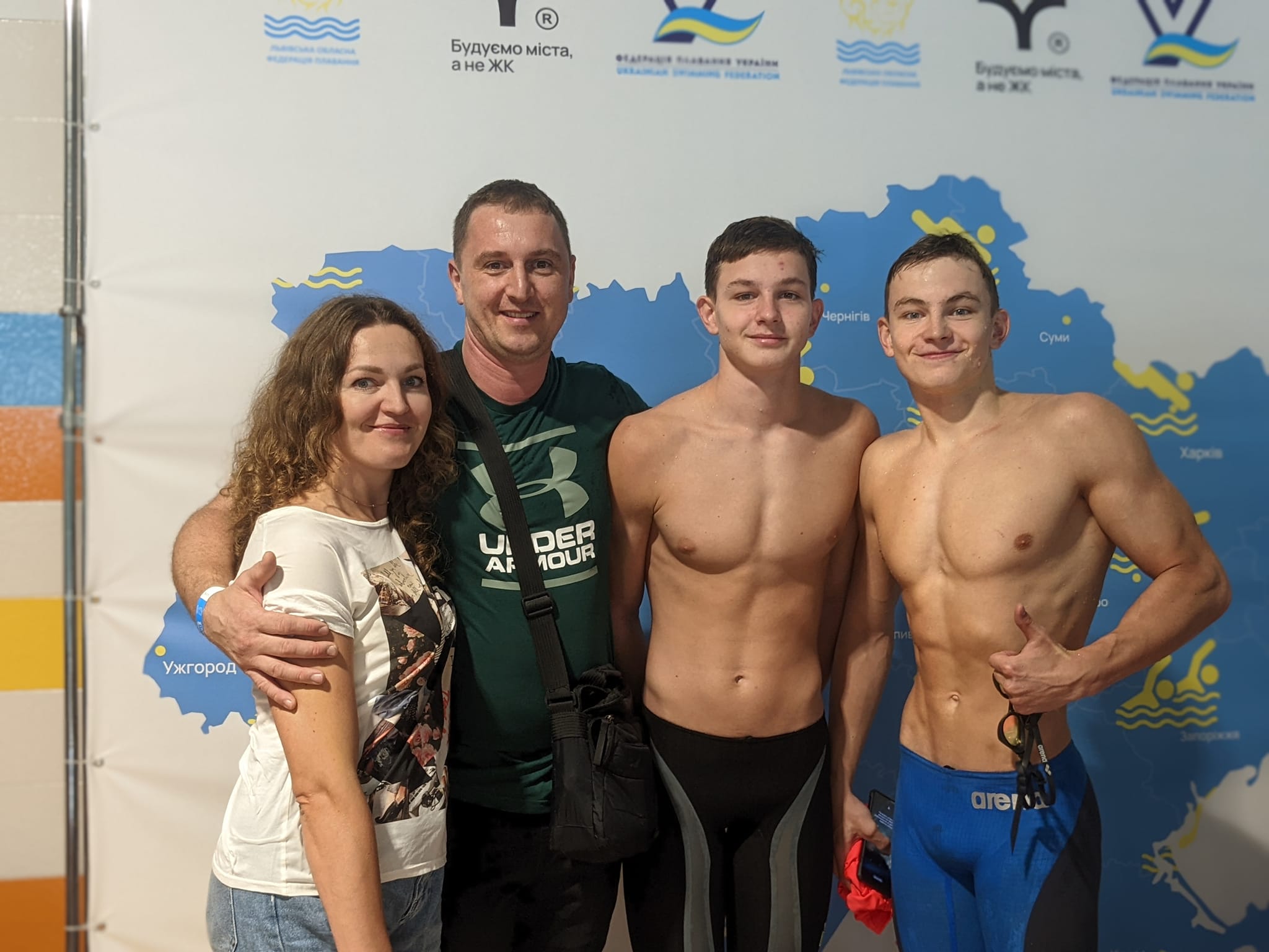 Новини Тернополя - фото з Тернополянин Михайло Басара виборов бронзу на Чемпіонаті України з плавання На зображенні може бути: 4 людини, люди плавають та текст