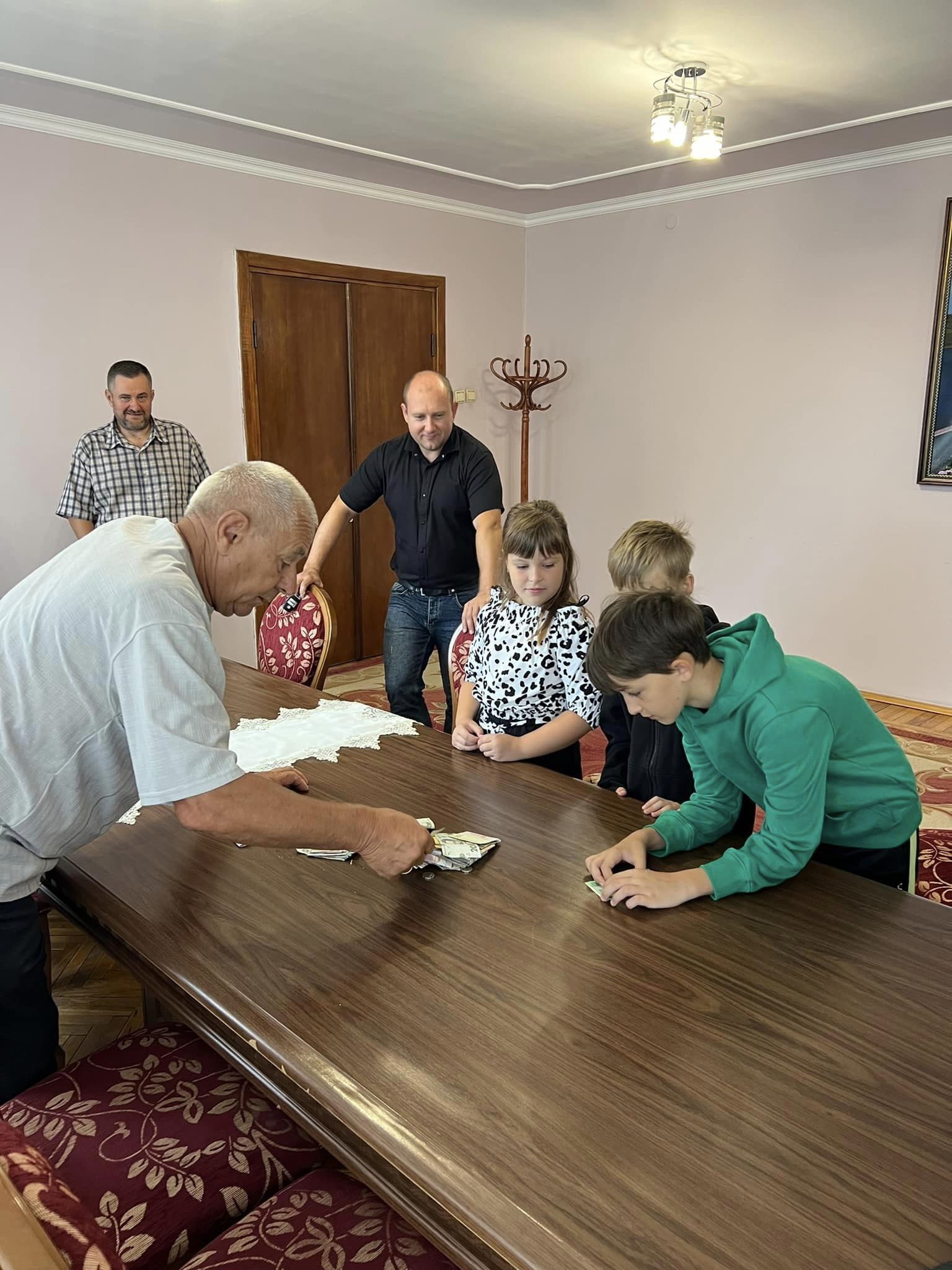 Новини Тернополя - фото з Зупиняли автівки та збирали кошти на Mavic: у Заліщиках діти організували блокпост для ЗСУ На зображенні може бути: 5 людей, стіл та шахи