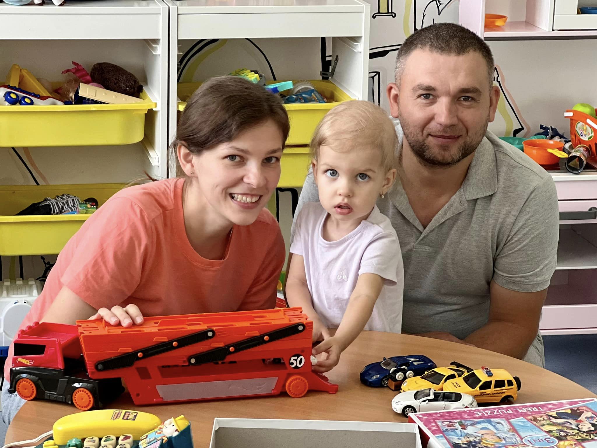 Новини Тернополя - фото з Лікарі видалили кілограмову пухлину: у Львові прооперували дворічну тернополянку На зображенні може бути: 3 людини, немовля та іграшка