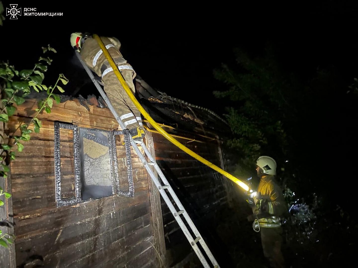 Новини Житомира - фото з У Гладковичах на Коростенщині бійці ДСНС врятували приватне домоволодіння від знищення вогнем