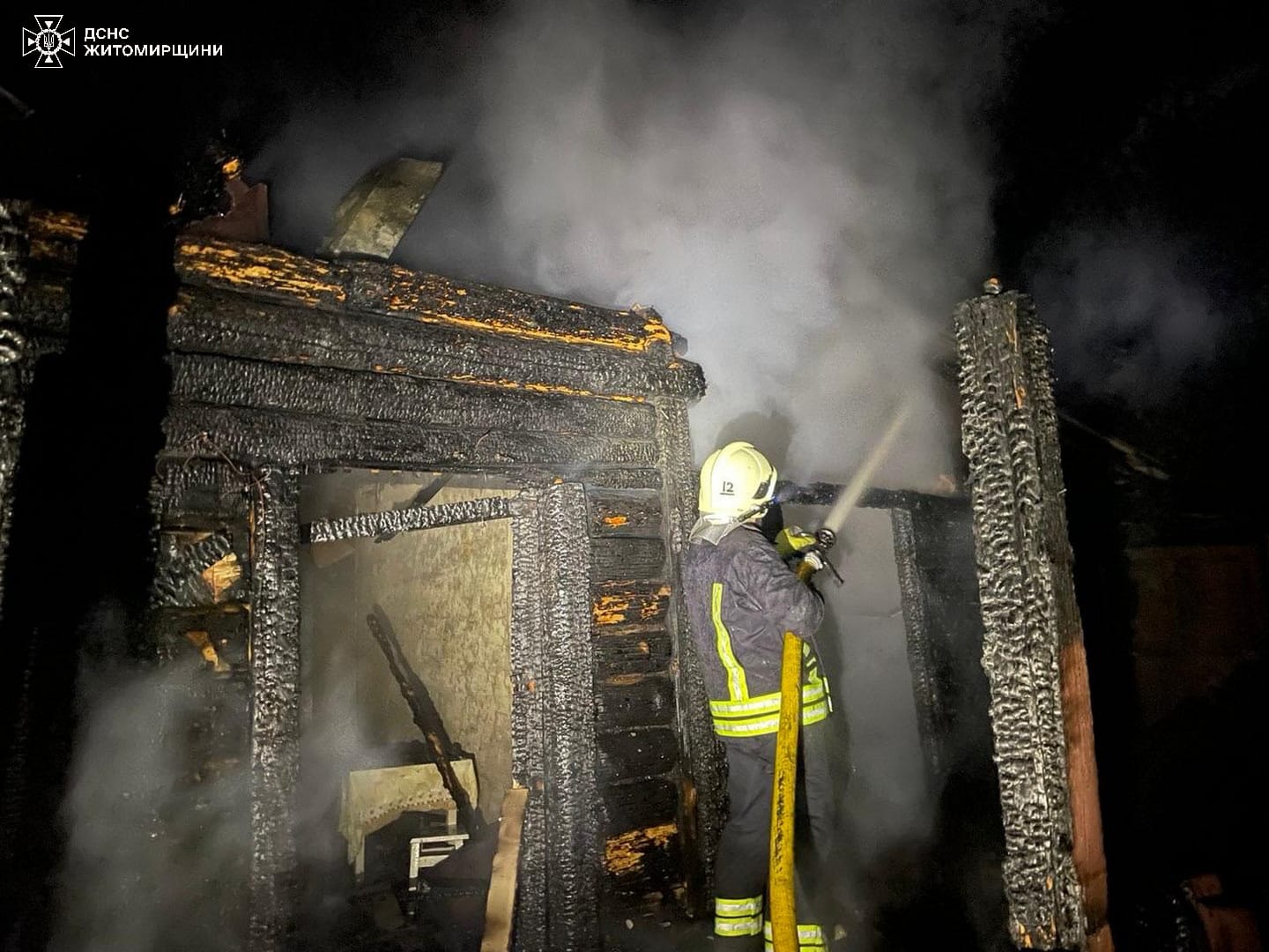 Новини Житомира - фото з У Гладковичах на Коростенщині бійці ДСНС врятували приватне домоволодіння від знищення вогнем