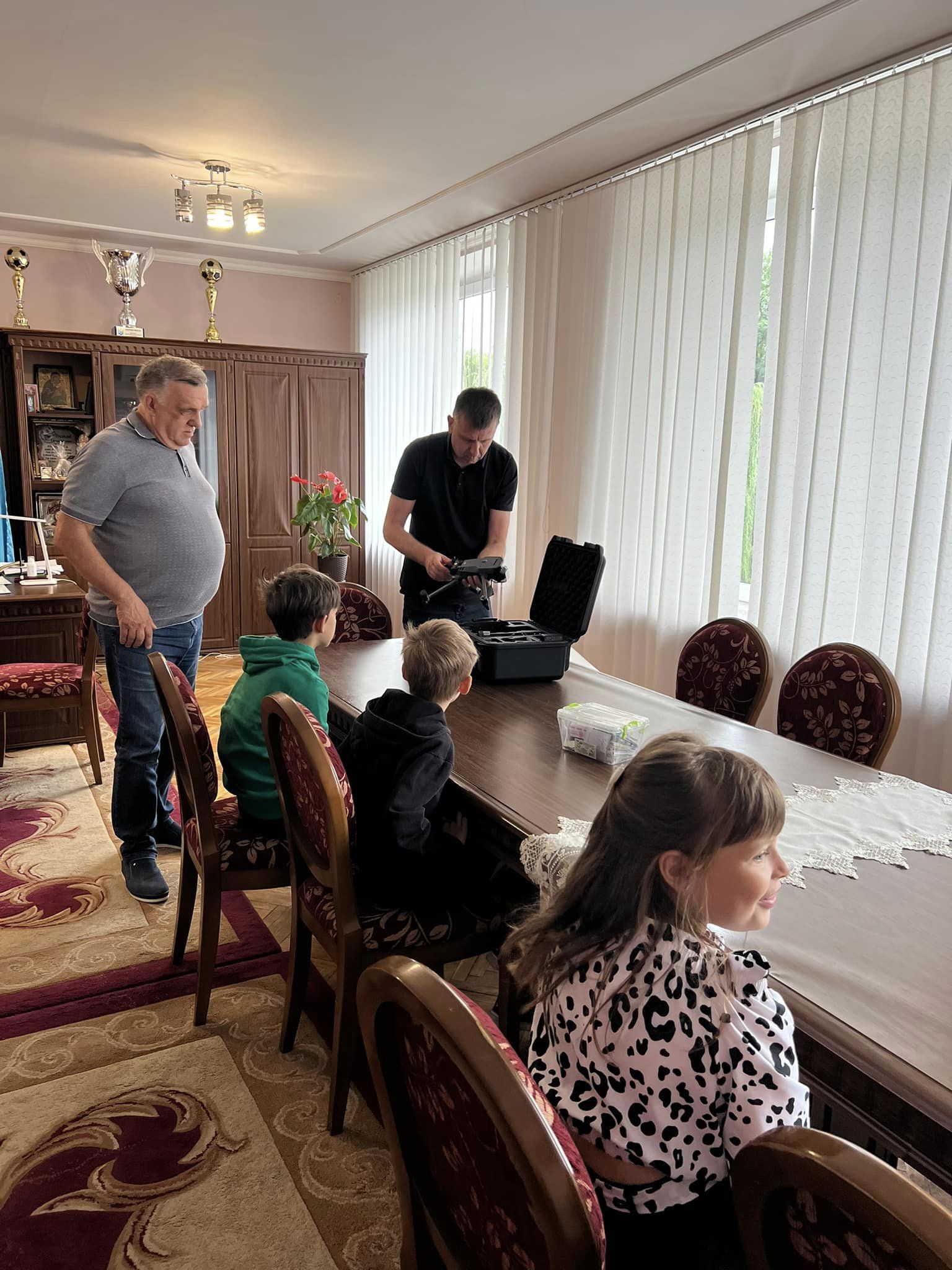 Новини Тернополя - фото з Зупиняли автівки та збирали кошти на Mavic: у Заліщиках діти організували блокпост для ЗСУ На зображенні може бути: 5 людей, стіл та всередині приміщення