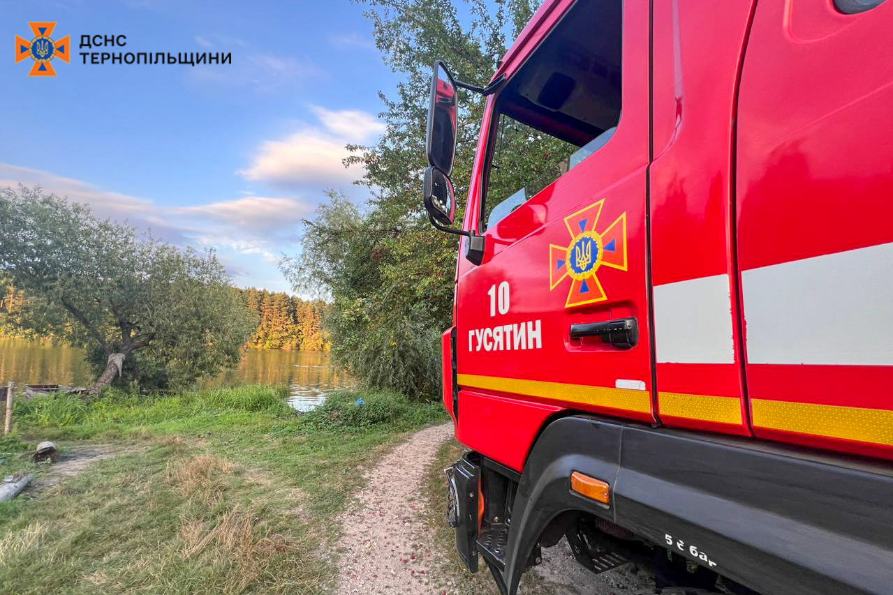 Новини Тернополя - фото з На Збручі з човна випав чоловік. Його розшукують рятувальники На зображенні може бути: швидка допомога та текст