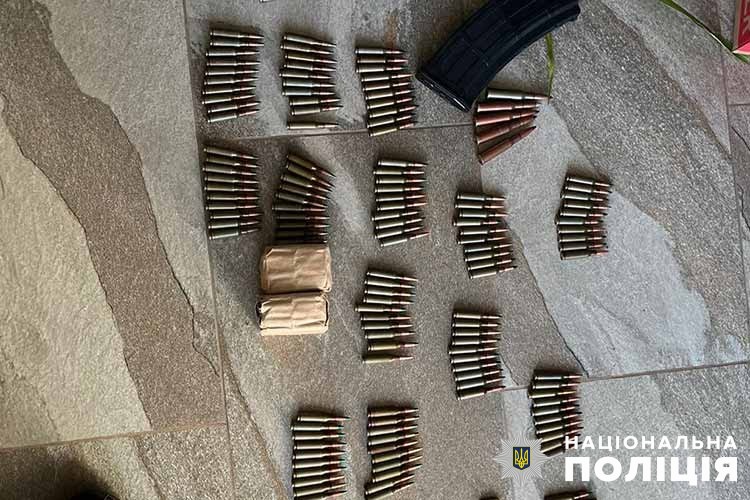 Новини Тернополя - фото з У Тернополі чоловік зберігав у власній квартирі дві сотні набоїв та бойову гранату Тернопільські слідчі скерували до суду обвинувальний акт щодо чоловіка, який незаконно зберігав боєприпаси