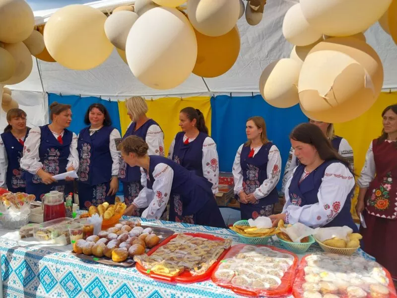 Новини Хмельницького - фото з У сільській громаді на Хмельниччині наярмаркували понад 140 тисяч гривень для ЗСУ
