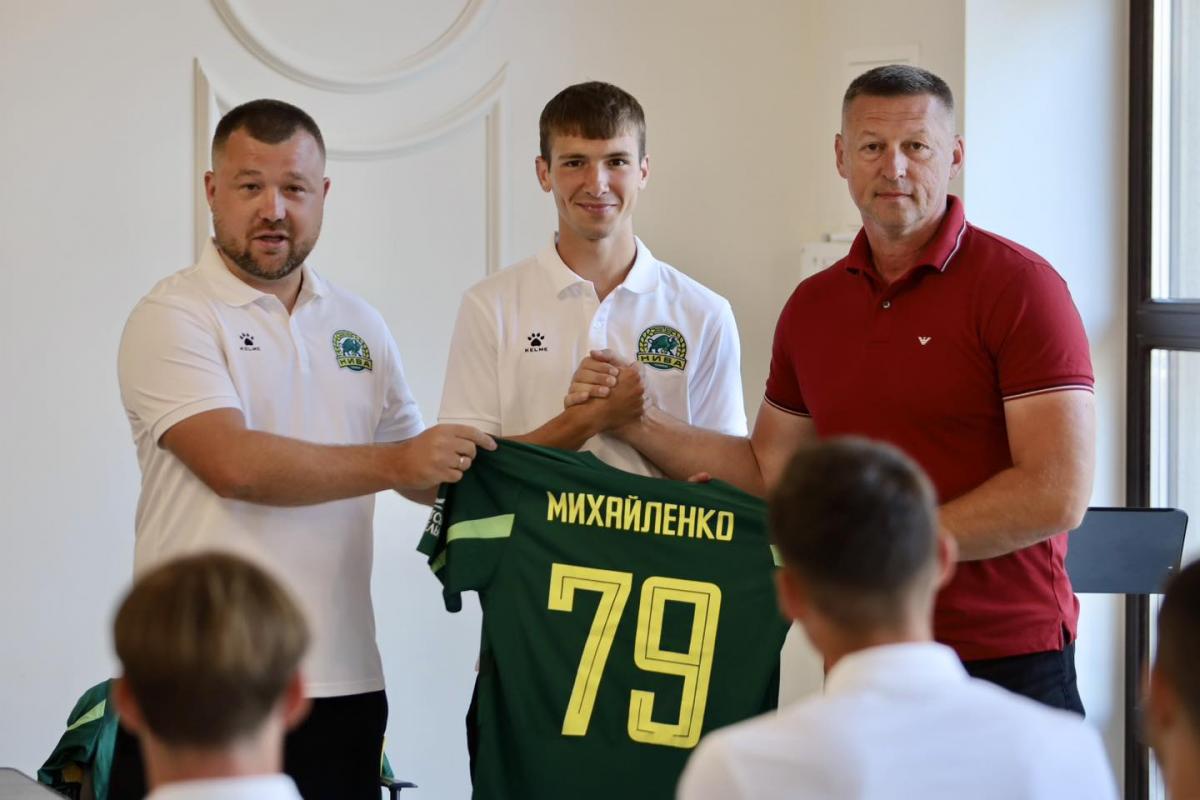 Новини Тернополя - фото з ФК «Нива» офіційно представив новобранців команди