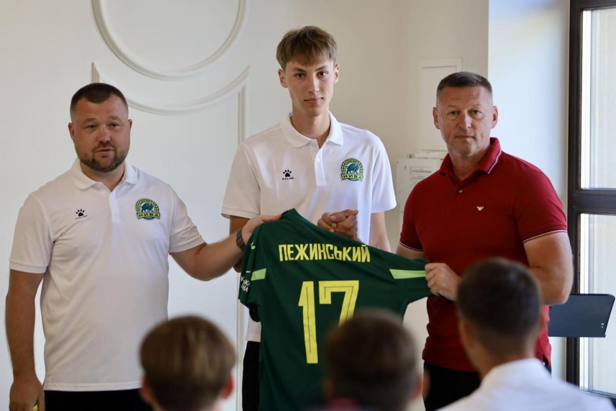 Новини Тернополя - фото з ФК «Нива» офіційно представив новобранців команди