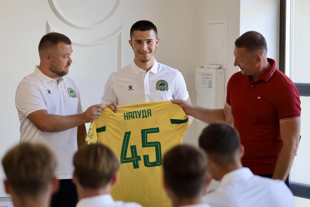 Новини Тернополя - фото з ФК «Нива» офіційно представив новобранців команди