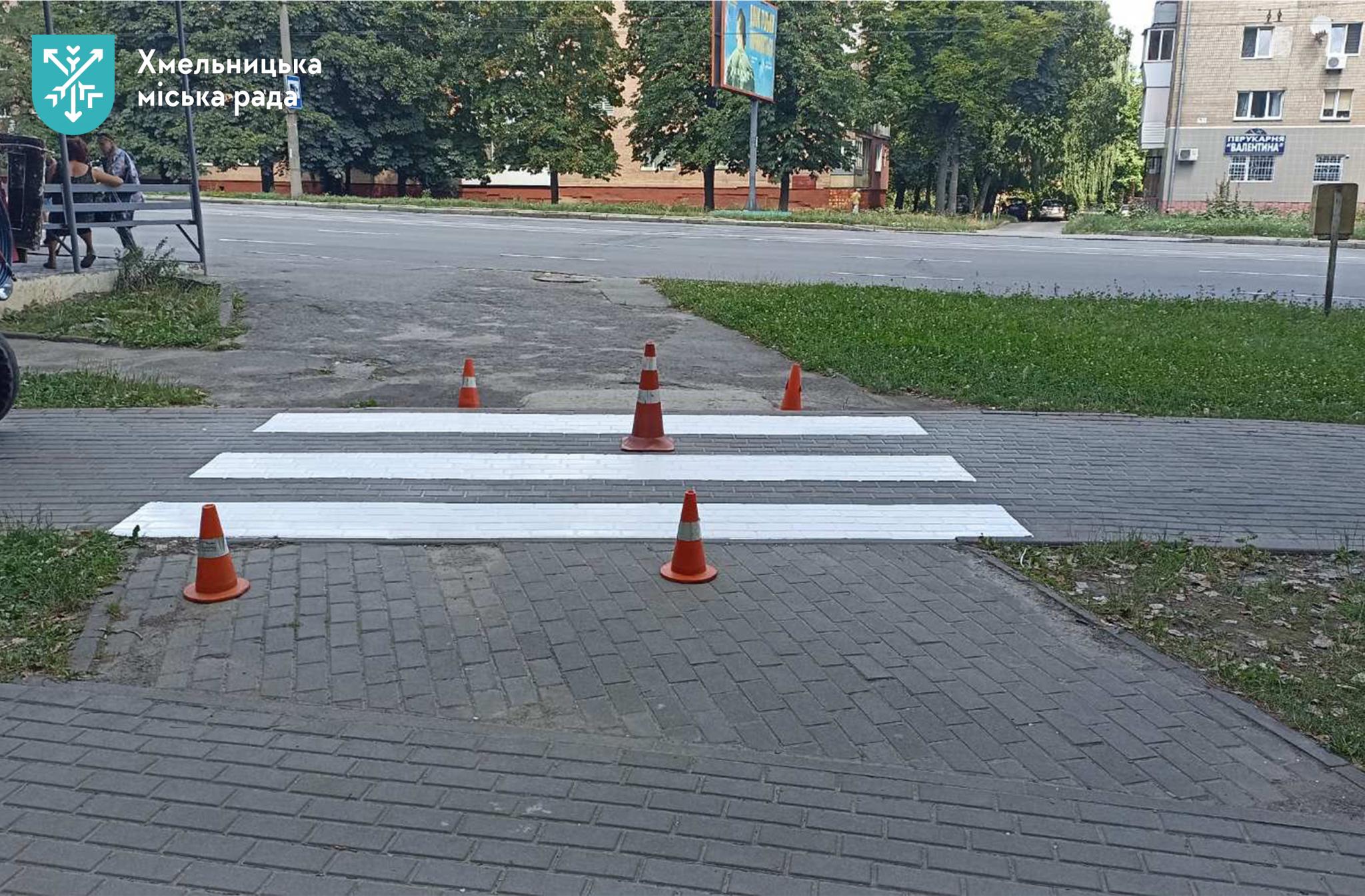 Новини Хмельницького - фото з У Хмельницькому комунальники оновили дорожню розмітку (ФОТО)